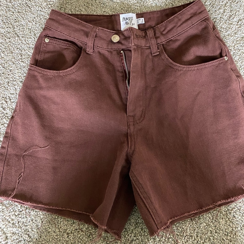 Princess Polly maroon brown shorts.